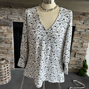 Bobeau Black and White Fitted Blouse
